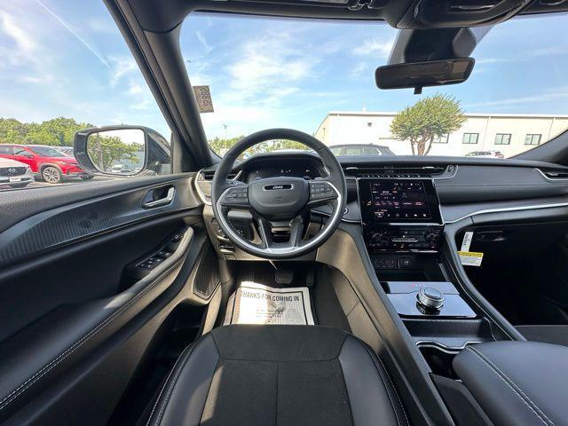 new 2025 Jeep Grand Cherokee car, priced at $39,074