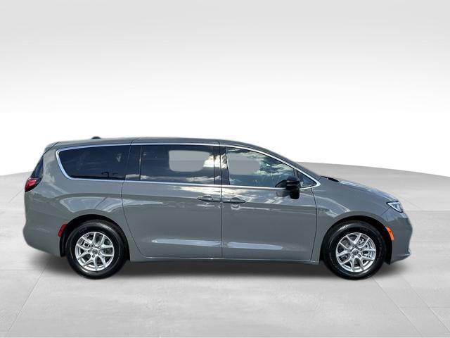 new 2025 Chrysler Pacifica car, priced at $42,426