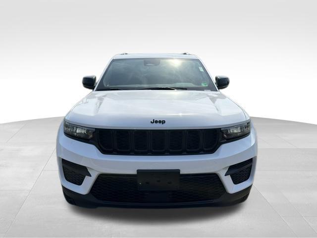 new 2025 Jeep Grand Cherokee car, priced at $39,074