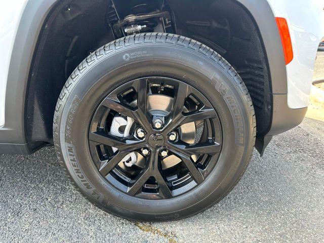 new 2025 Jeep Grand Cherokee car, priced at $39,074