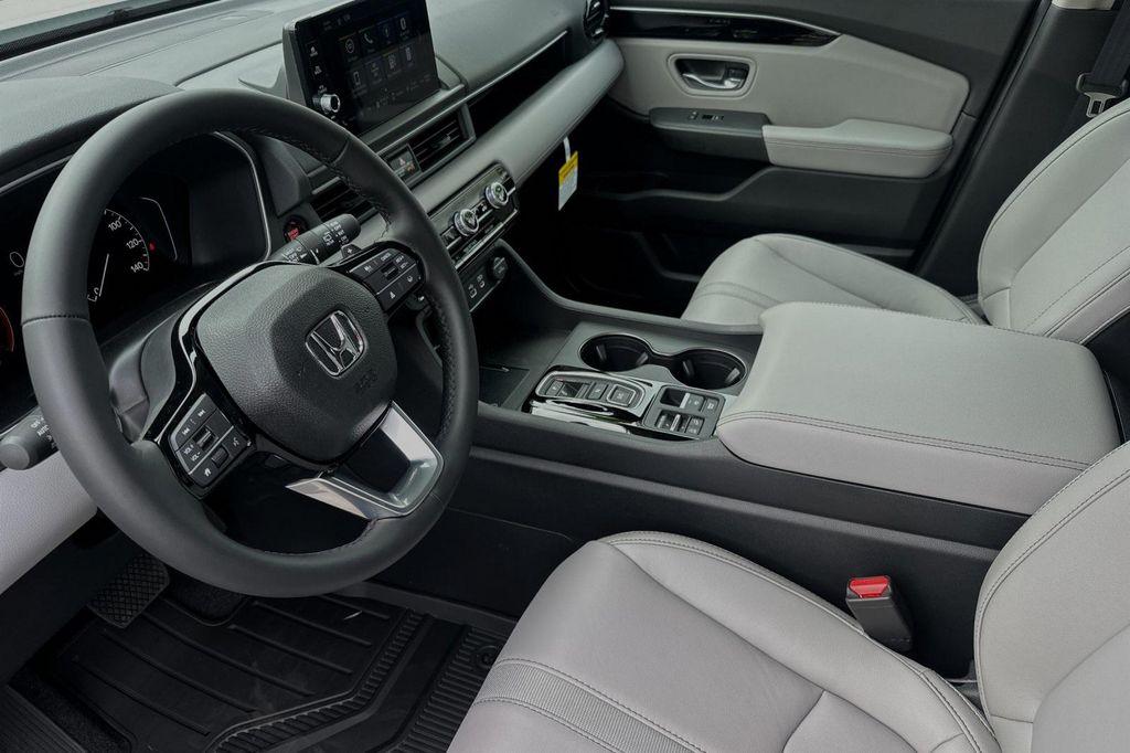 new 2025 Honda Pilot car, priced at $47,095