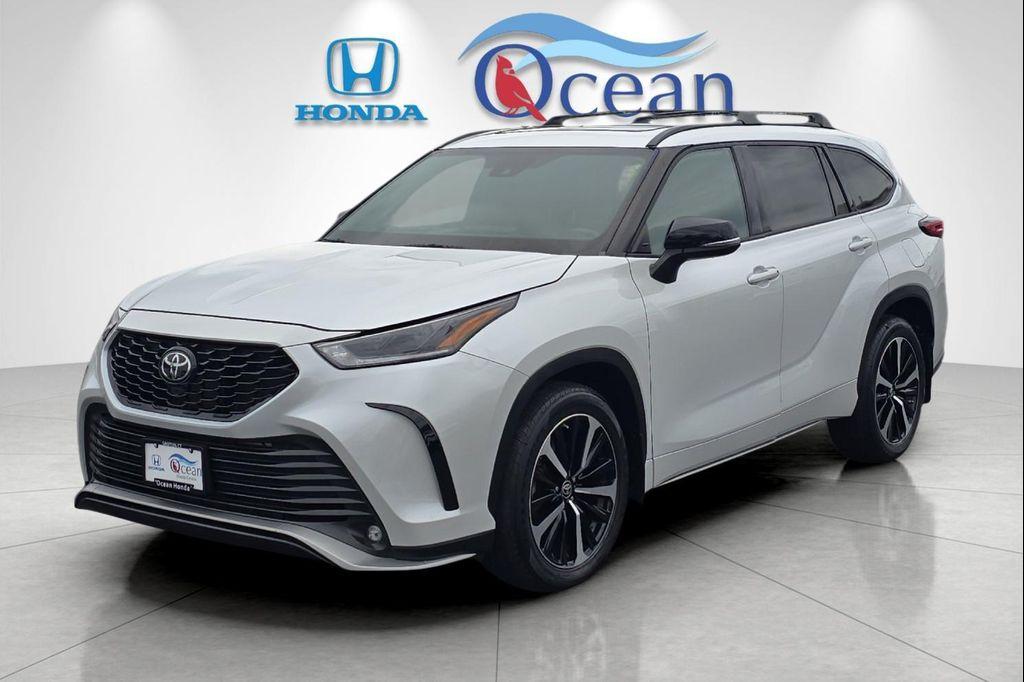 used 2022 Toyota Highlander car, priced at $39,994