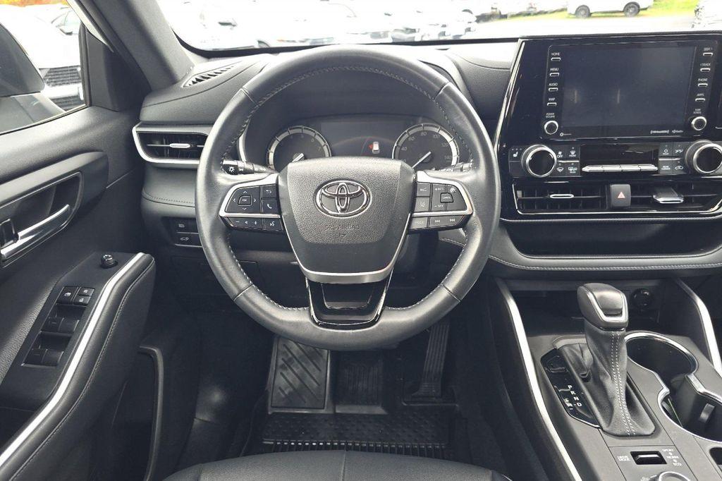 used 2022 Toyota Highlander car, priced at $39,994