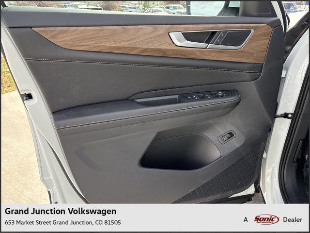 new 2025 Volkswagen Atlas car, priced at $45,111