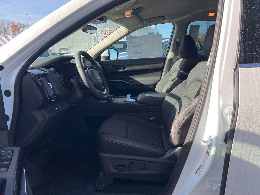 new 2025 Nissan Pathfinder car, priced at $40,344