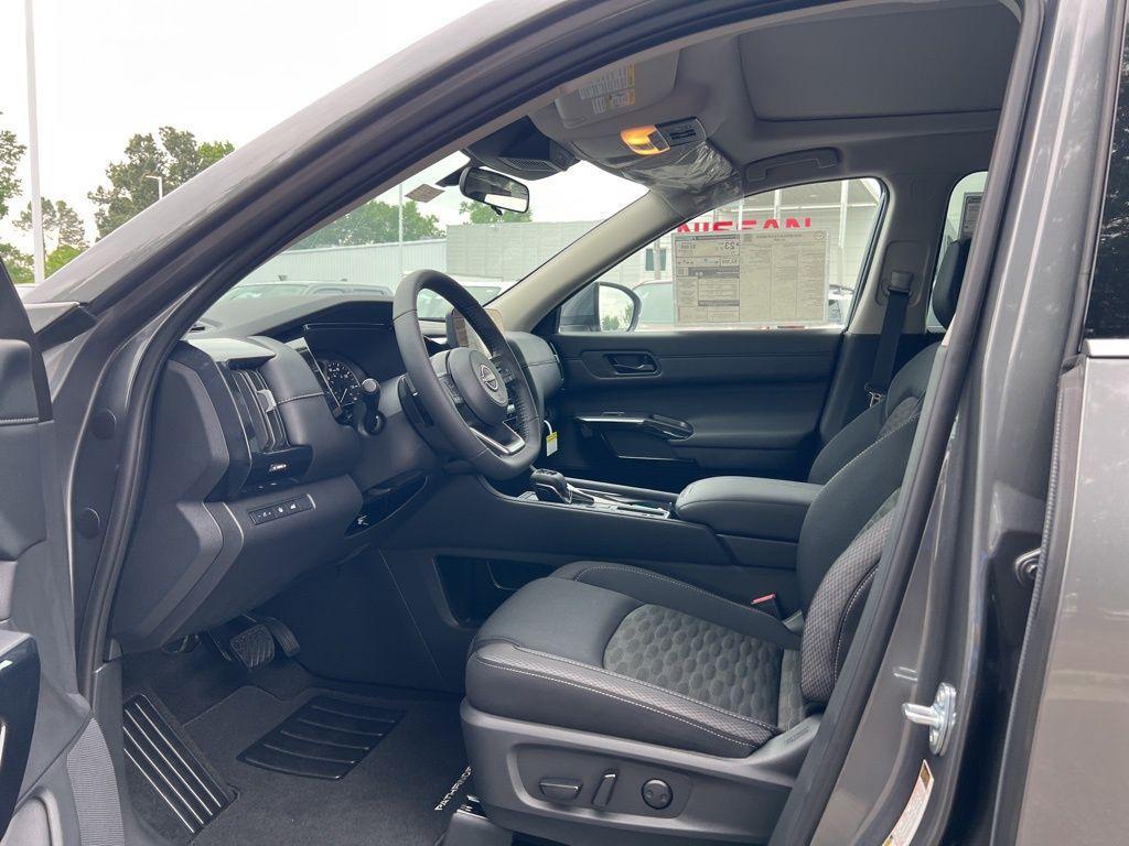 new 2025 Nissan Pathfinder car, priced at $41,657