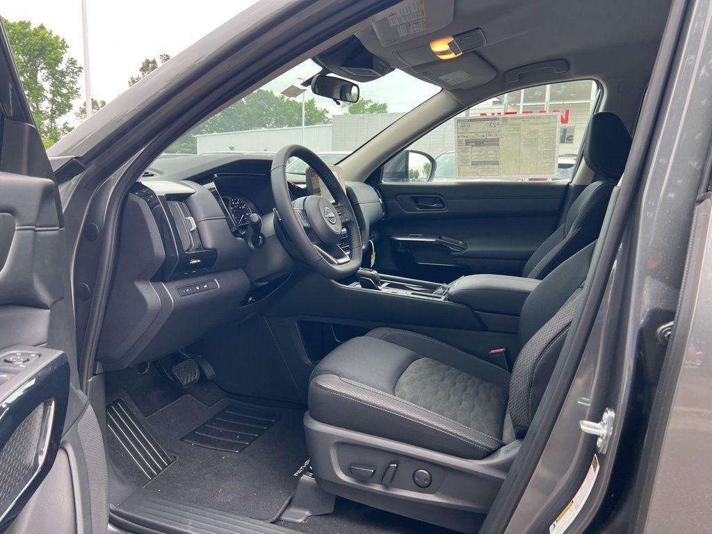 new 2025 Nissan Pathfinder car, priced at $39,992