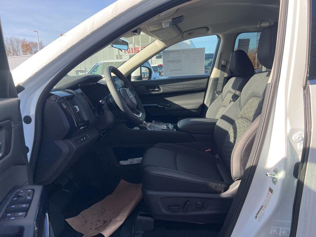 new 2025 Nissan Pathfinder car, priced at $33,689