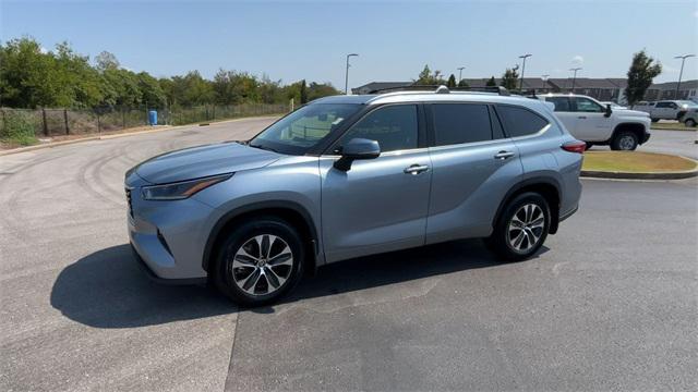 used 2021 Toyota Highlander car, priced at $29,450