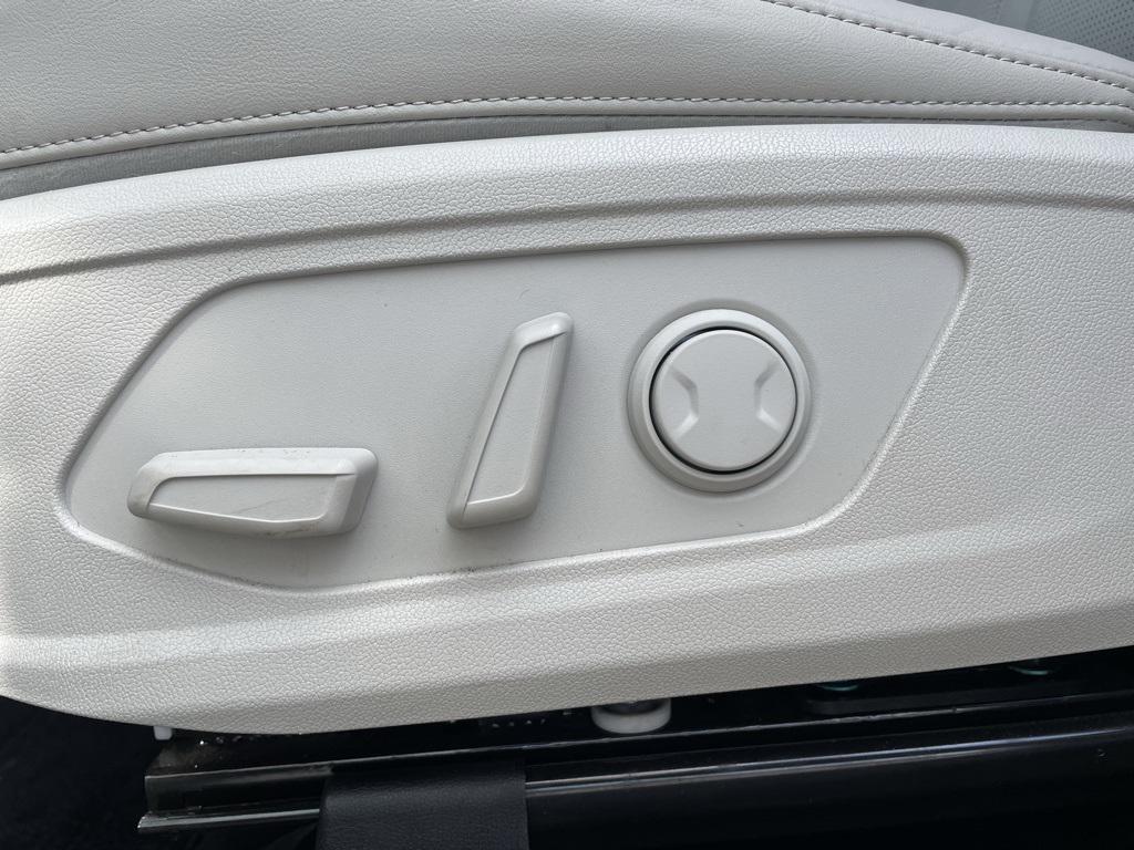 used 2025 Kia Sorento car, priced at $31,909