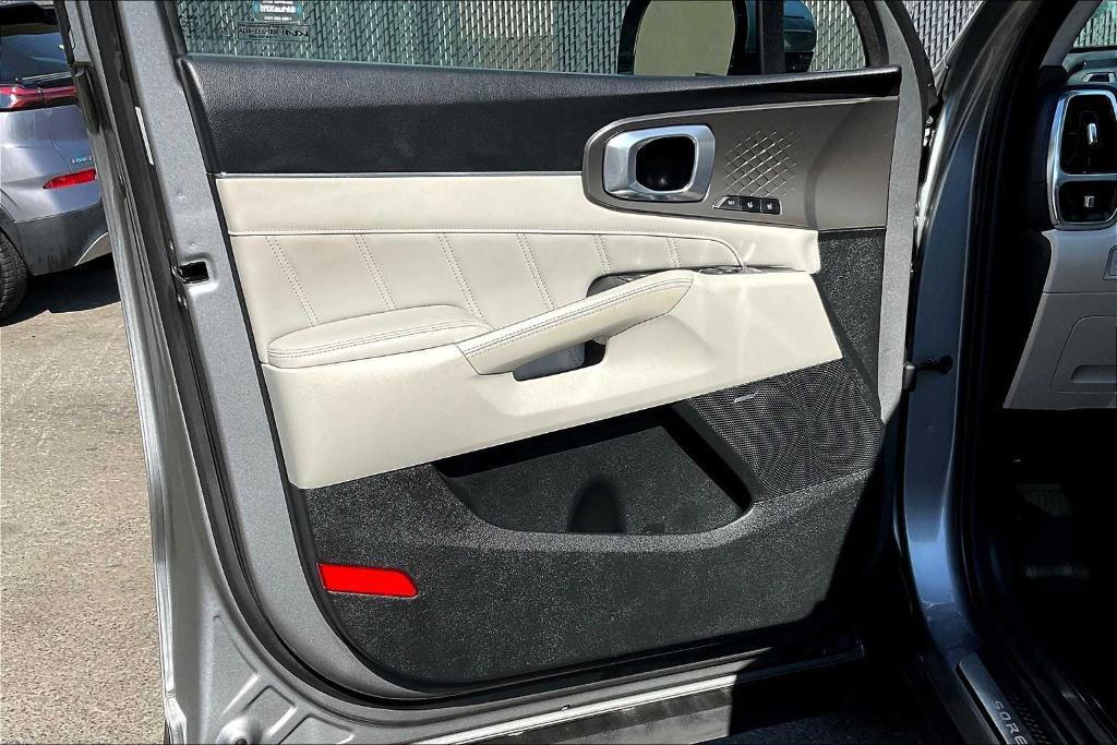 used 2023 Kia Sorento Hybrid car, priced at $32,900