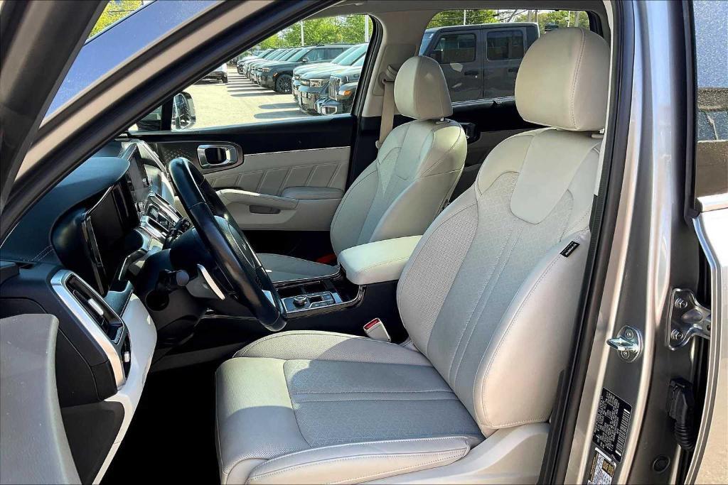 used 2023 Kia Sorento Hybrid car, priced at $32,900