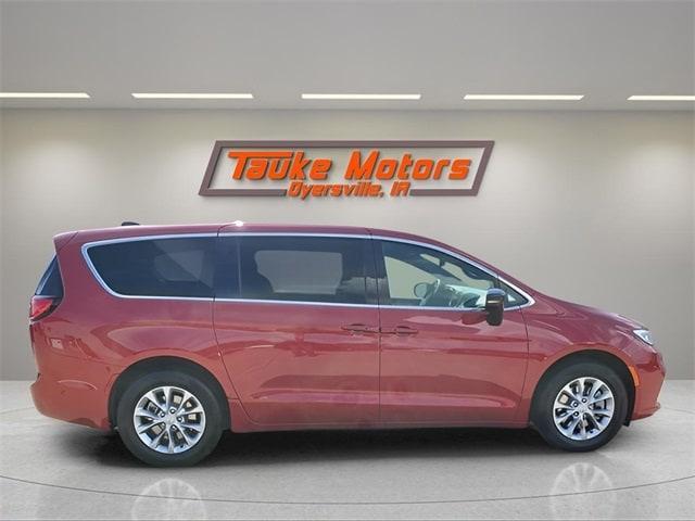 new 2025 Chrysler Pacifica car, priced at $44,968