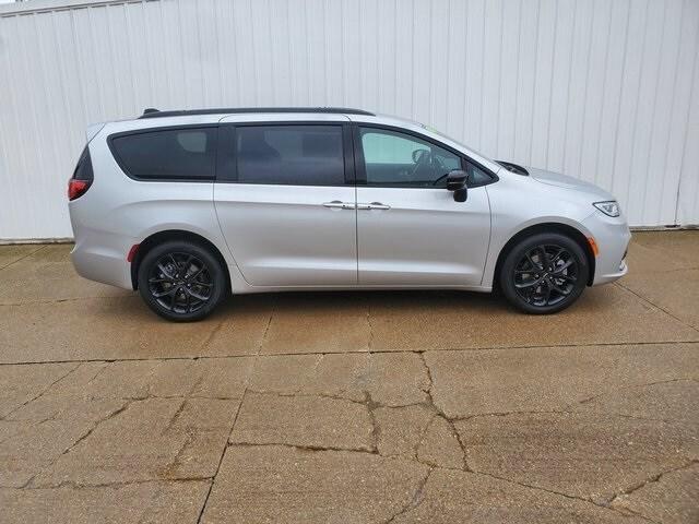 new 2024 Chrysler Pacifica car, priced at $47,640
