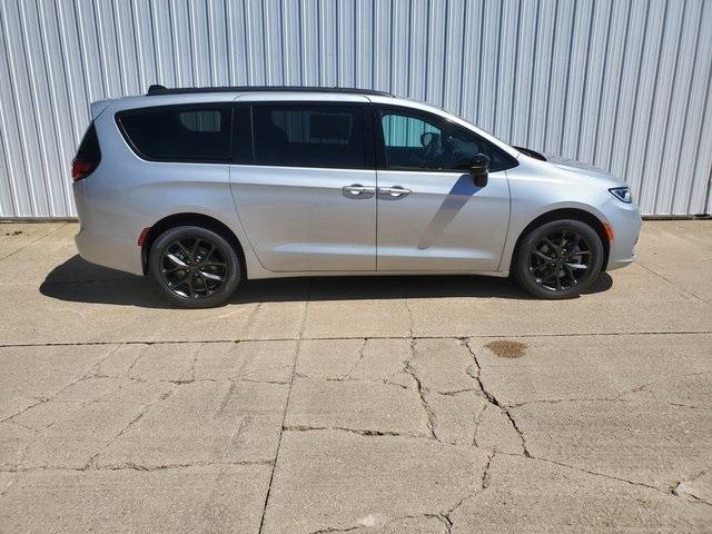 new 2024 Chrysler Pacifica car, priced at $47,640