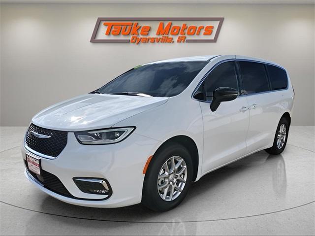 new 2025 Chrysler Pacifica car, priced at $41,752