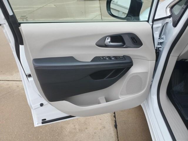 used 2024 Chrysler Pacifica car, priced at $31,000