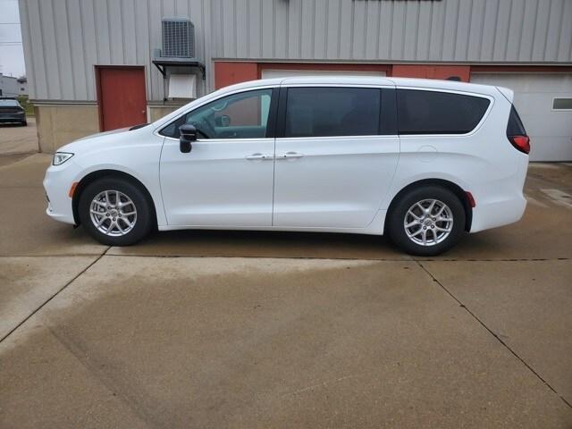 used 2024 Chrysler Pacifica car, priced at $31,000