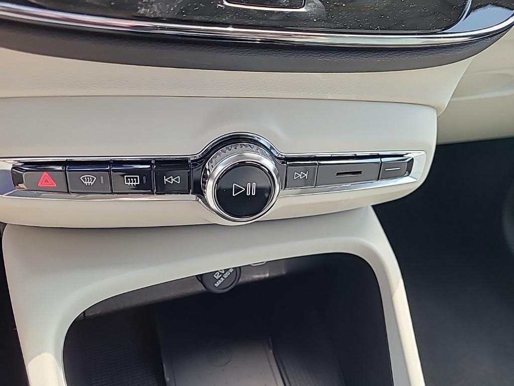 new 2025 Volvo XC40 car, priced at $43,315