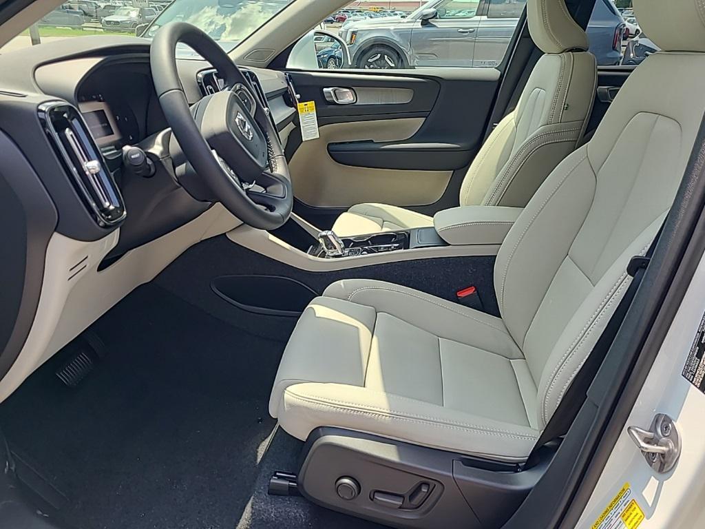 new 2025 Volvo XC40 car, priced at $43,315