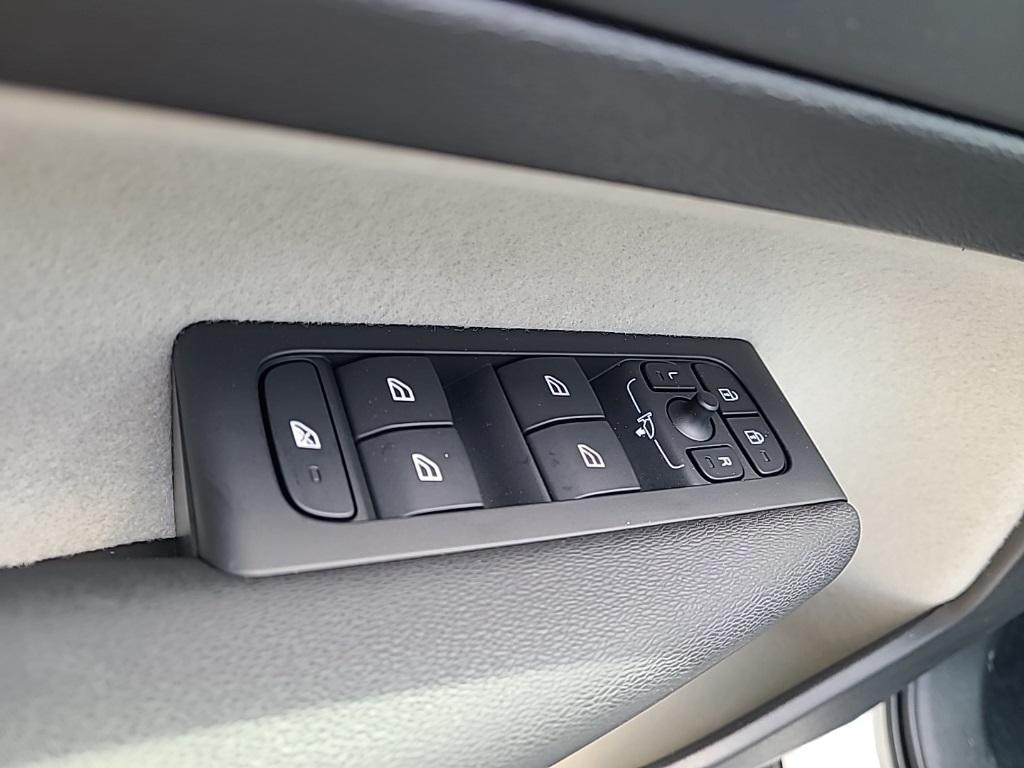 new 2025 Volvo XC40 car, priced at $43,315