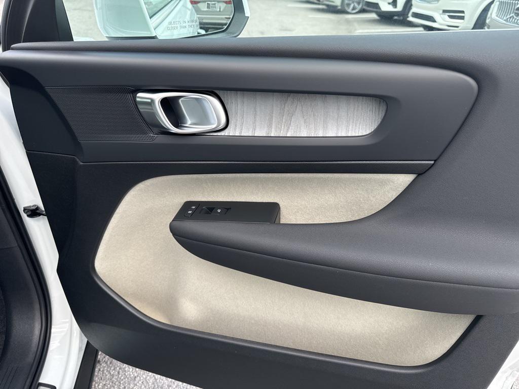 new 2025 Volvo XC40 car, priced at $40,315