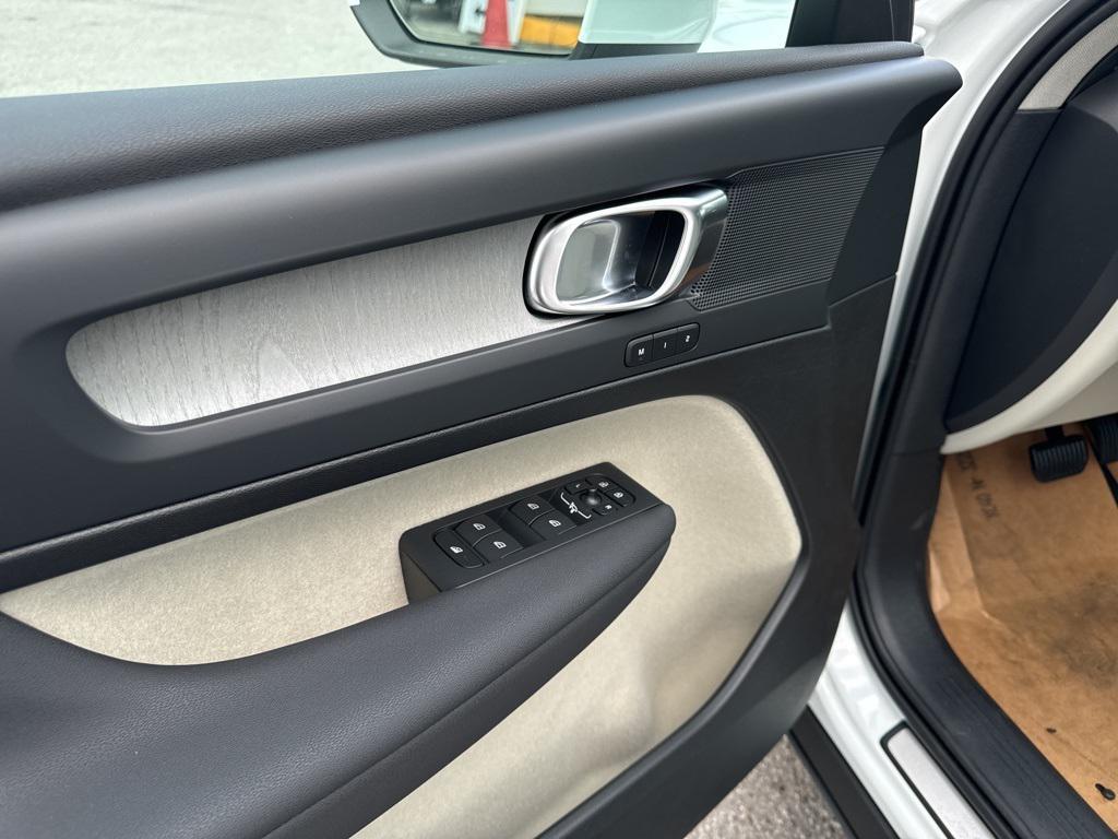 new 2025 Volvo XC40 car, priced at $40,315