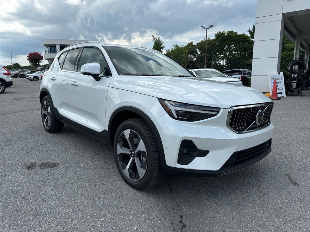 new 2025 Volvo XC40 car, priced at $40,315