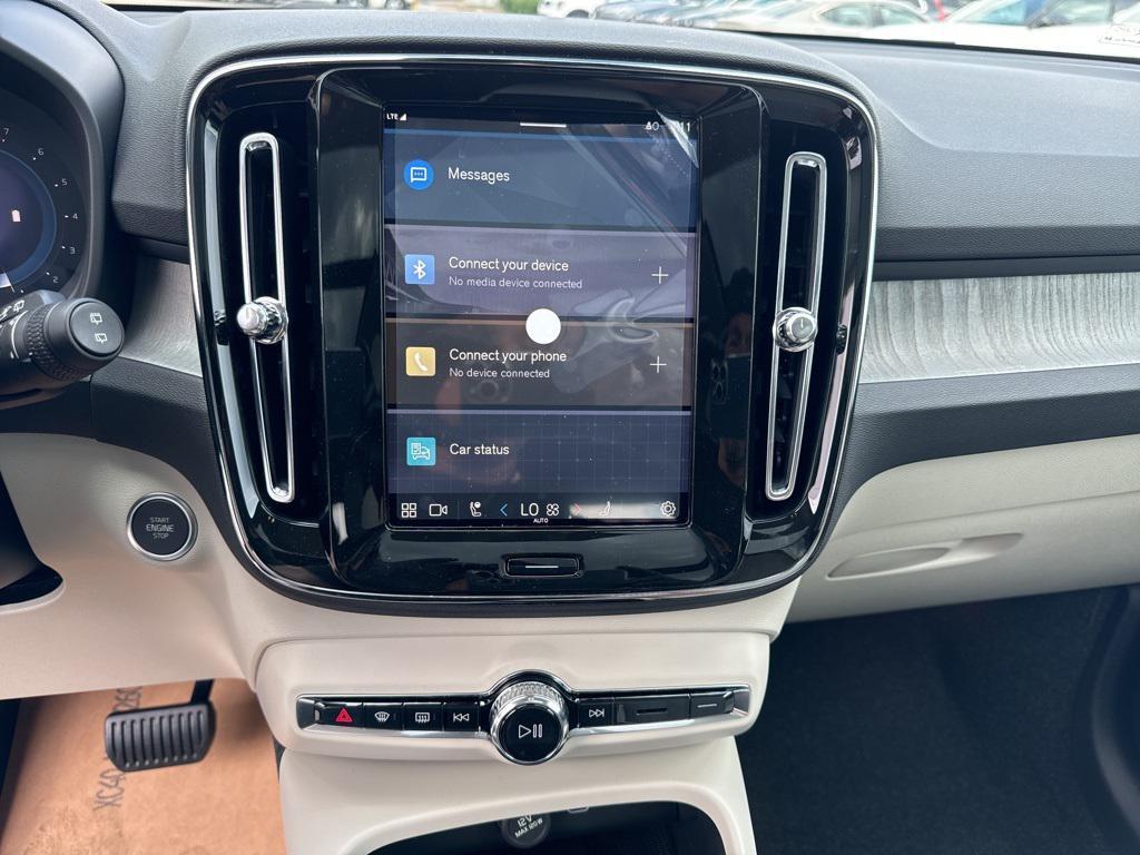 new 2025 Volvo XC40 car, priced at $40,315