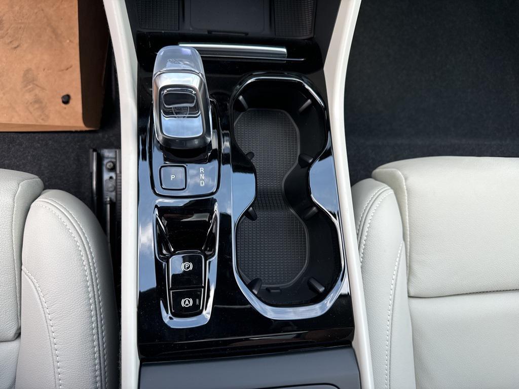 new 2025 Volvo XC40 car, priced at $40,315