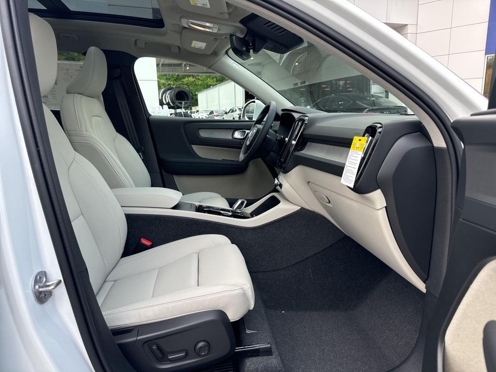 new 2025 Volvo XC40 car, priced at $40,315