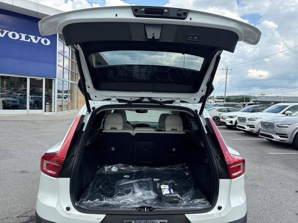 new 2025 Volvo XC40 car, priced at $40,315