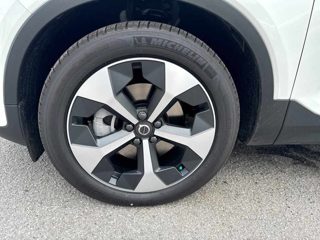 new 2025 Volvo XC40 car, priced at $40,315