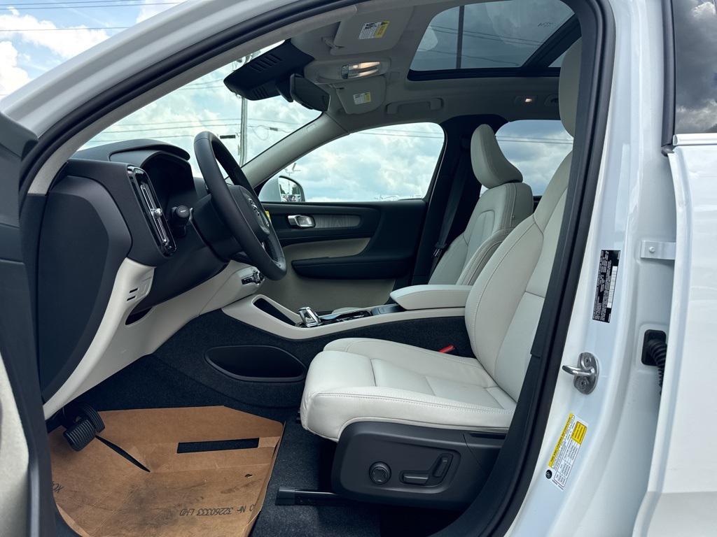 new 2025 Volvo XC40 car, priced at $40,315