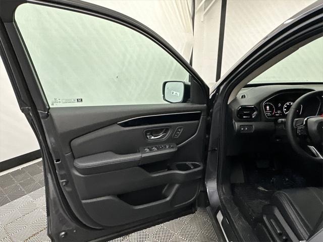 new 2025 Honda Pilot car, priced at $47,725