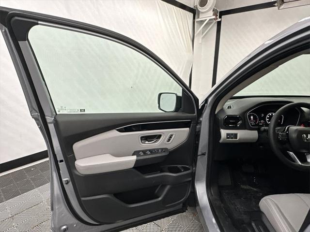 new 2025 Honda Pilot car, priced at $50,850