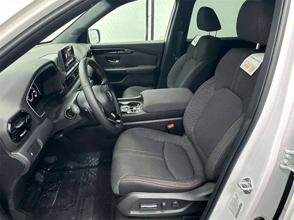 new 2025 Honda Pilot car, priced at $44,250