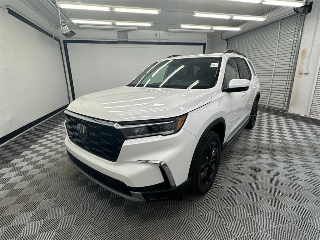 new 2025 Honda Pilot car, priced at $51,650