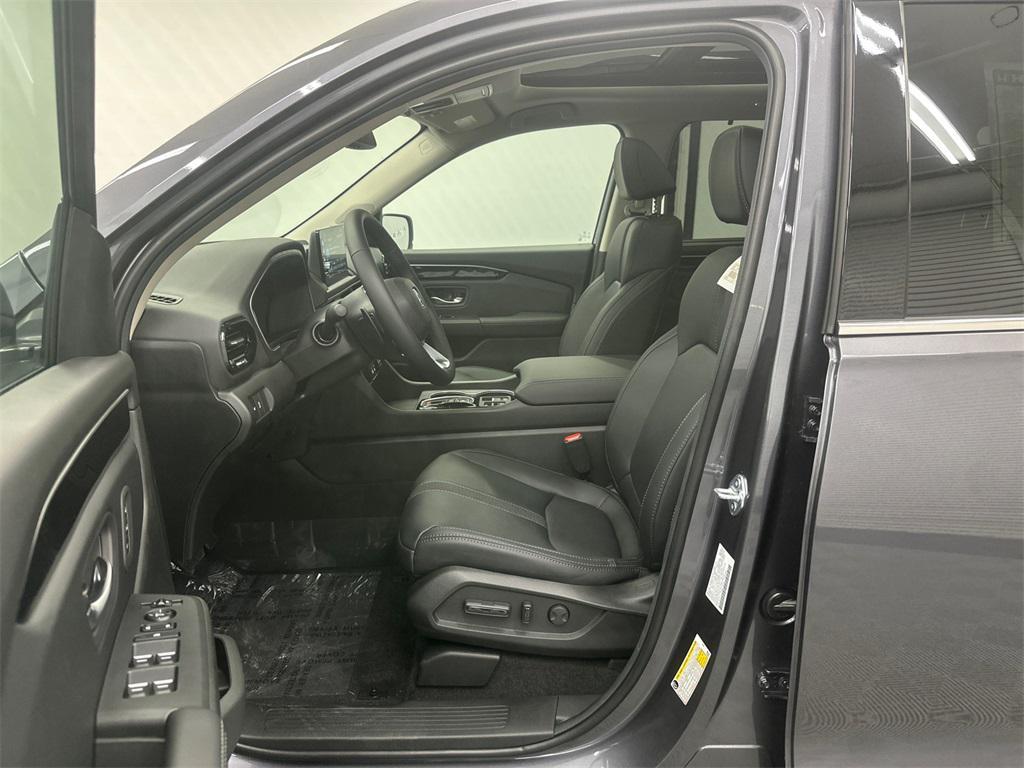 new 2025 Honda Pilot car, priced at $51,825
