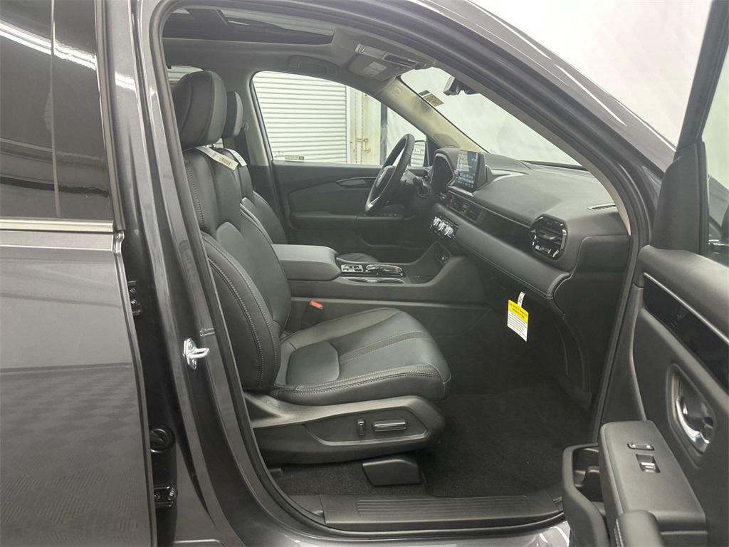 new 2025 Honda Pilot car, priced at $51,825