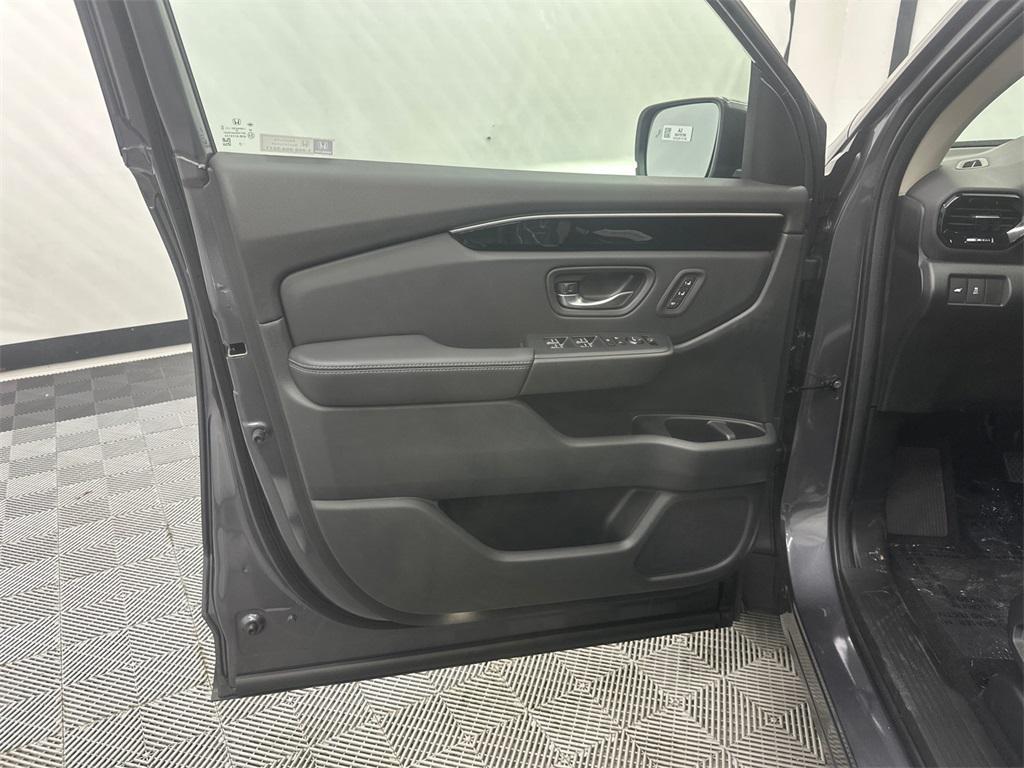 new 2025 Honda Pilot car, priced at $51,825