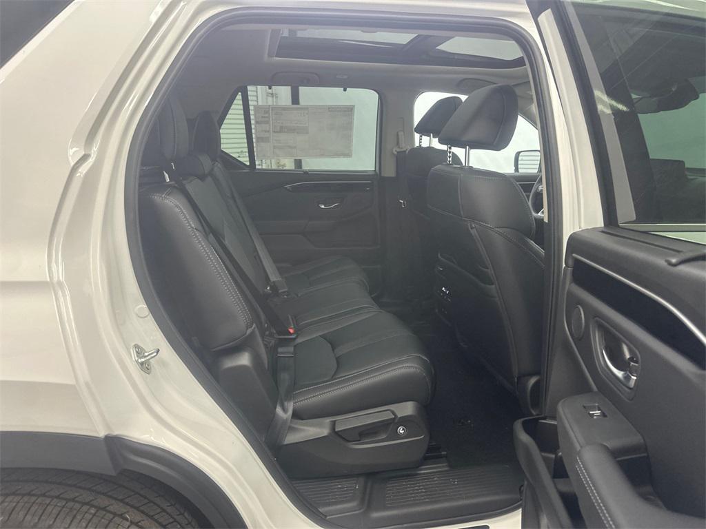 new 2025 Honda Pilot car, priced at $54,480