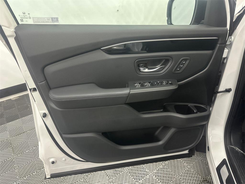 new 2025 Honda Pilot car, priced at $54,480