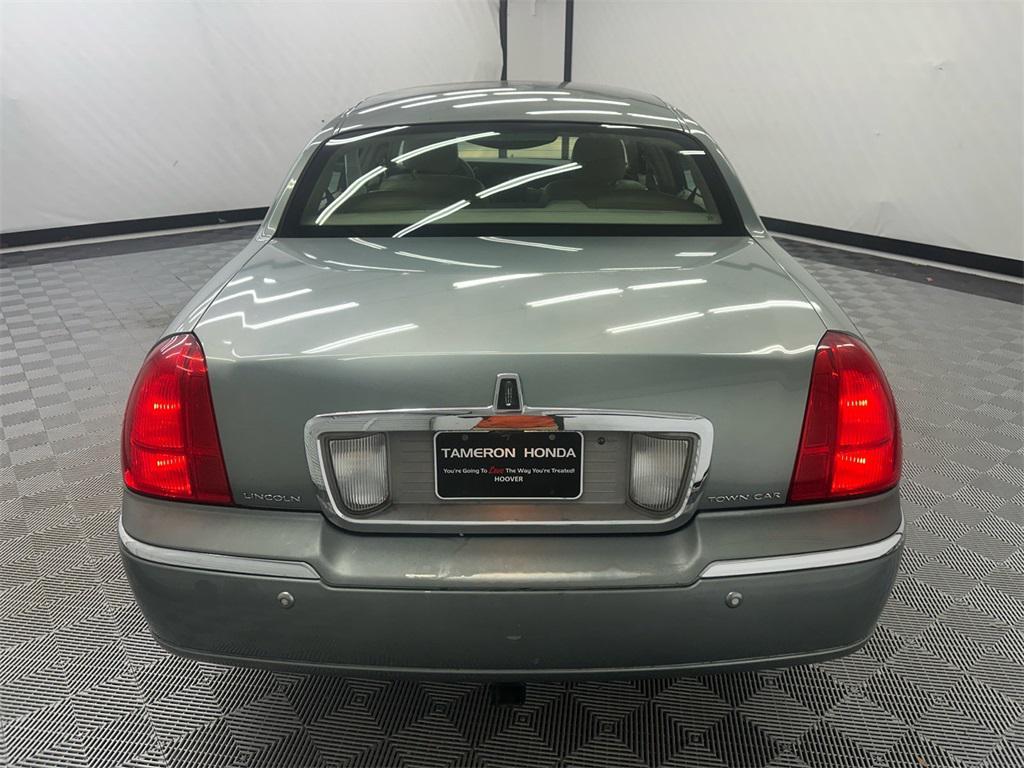 used 2004 Lincoln Town Car car, priced at $4,995