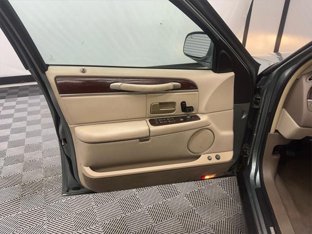used 2004 Lincoln Town Car car, priced at $6,995