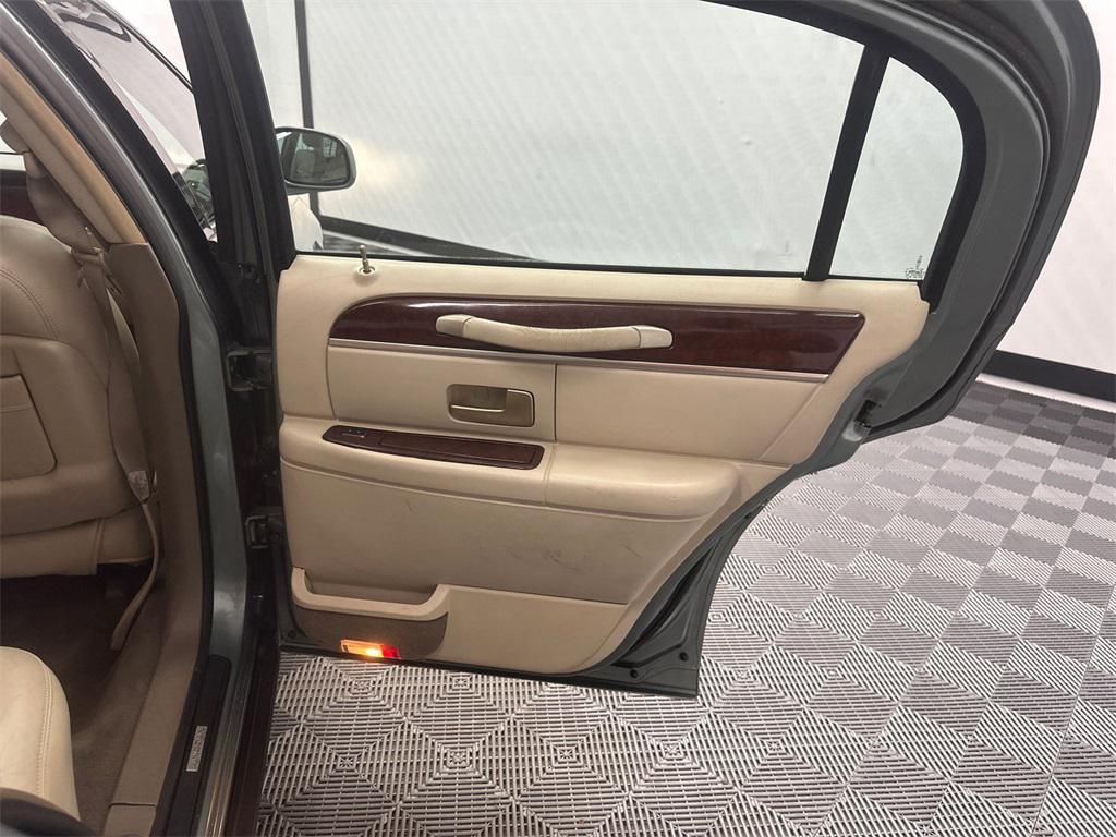 used 2004 Lincoln Town Car car, priced at $4,995