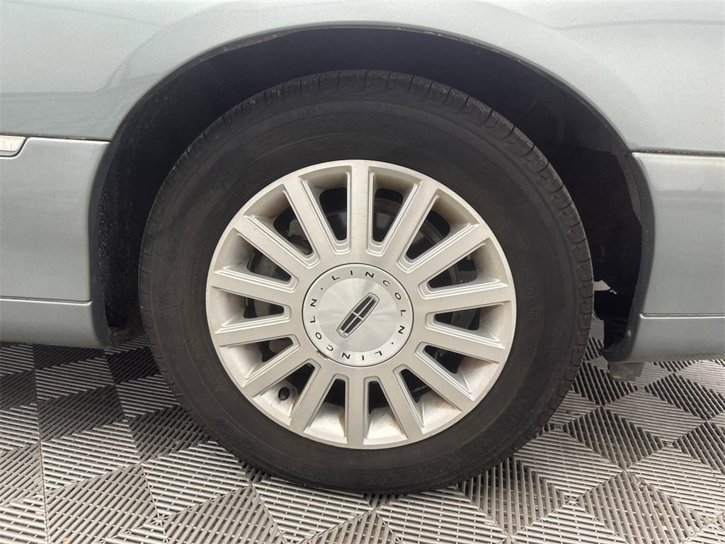 used 2004 Lincoln Town Car car, priced at $4,995