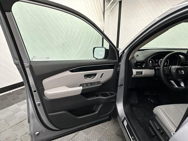 new 2025 Honda Pilot car, priced at $45,680