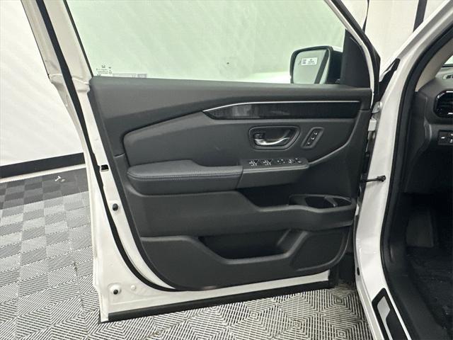 new 2025 Honda Pilot car, priced at $56,705