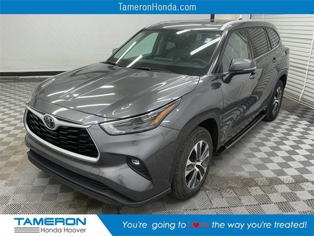 used 2022 Toyota Highlander car, priced at $30,999